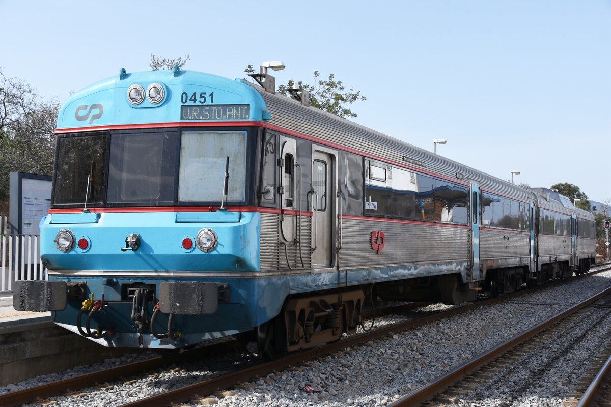 FUSETA (Distrikt Faro), 03.02.2022, Zug Nr. 0451 als Regionalzug nach Vila Real de Santo António an Gleis 2 im Bahnhof Fuseta-Moncarapacho