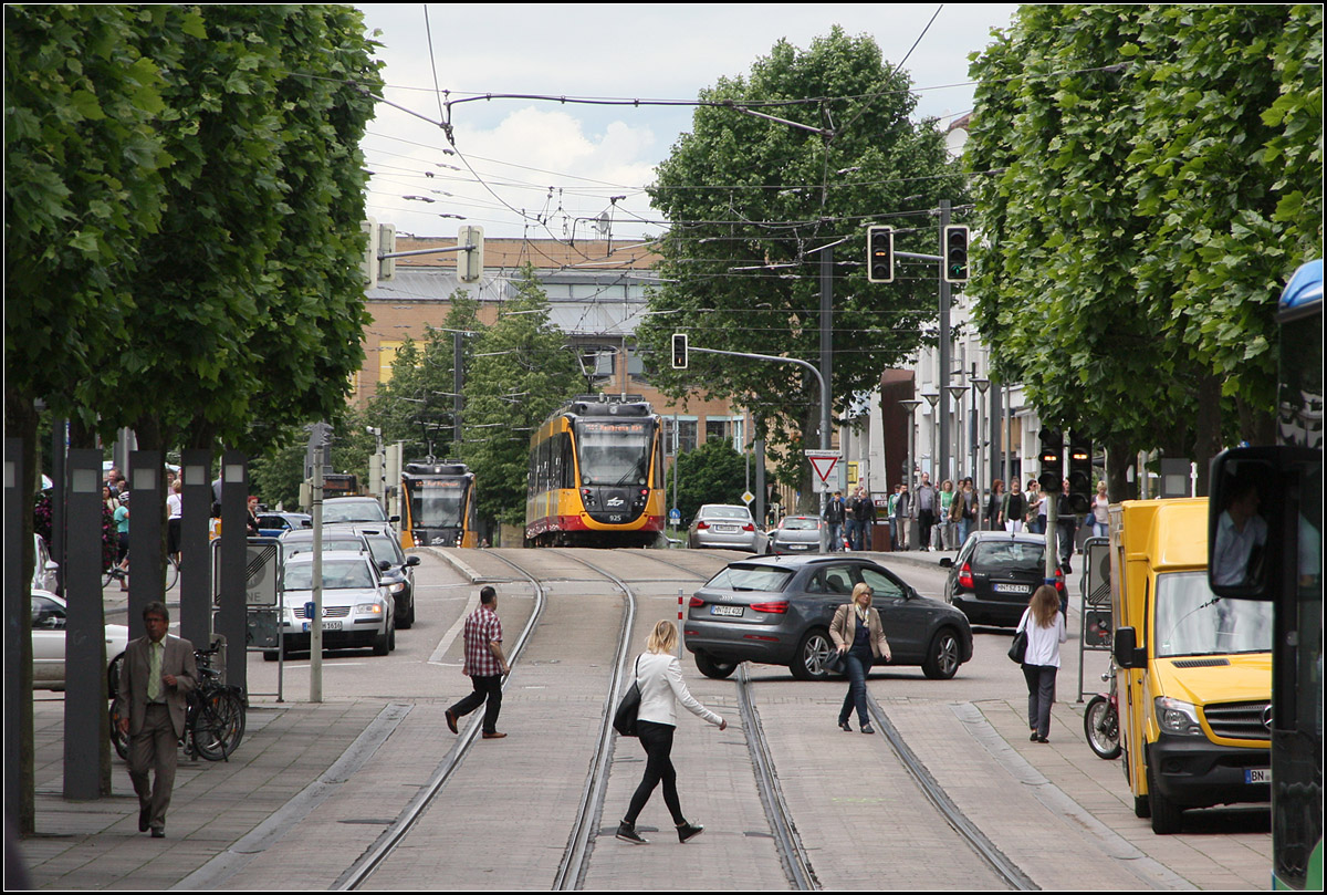 Fußgänger, Autos, Stadtbahnen in der Heilbronner Kaiserstraße -

Blick vom Marktplatz nach Westen in Richtung Neckar, bzw. Hauptbahnhof.

31.05.2016 (M)


