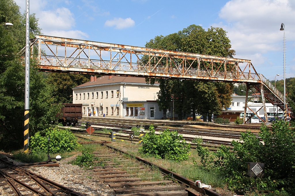 Fußgängerübergang und Aufnahmsgebäudes des Bahnhof Zastavka u Brna von der Haltestelle Zastavka u Brna der MPZ (Muzeum Prumyslovych Zeleznic)aus gesehen am 15.August 2018.