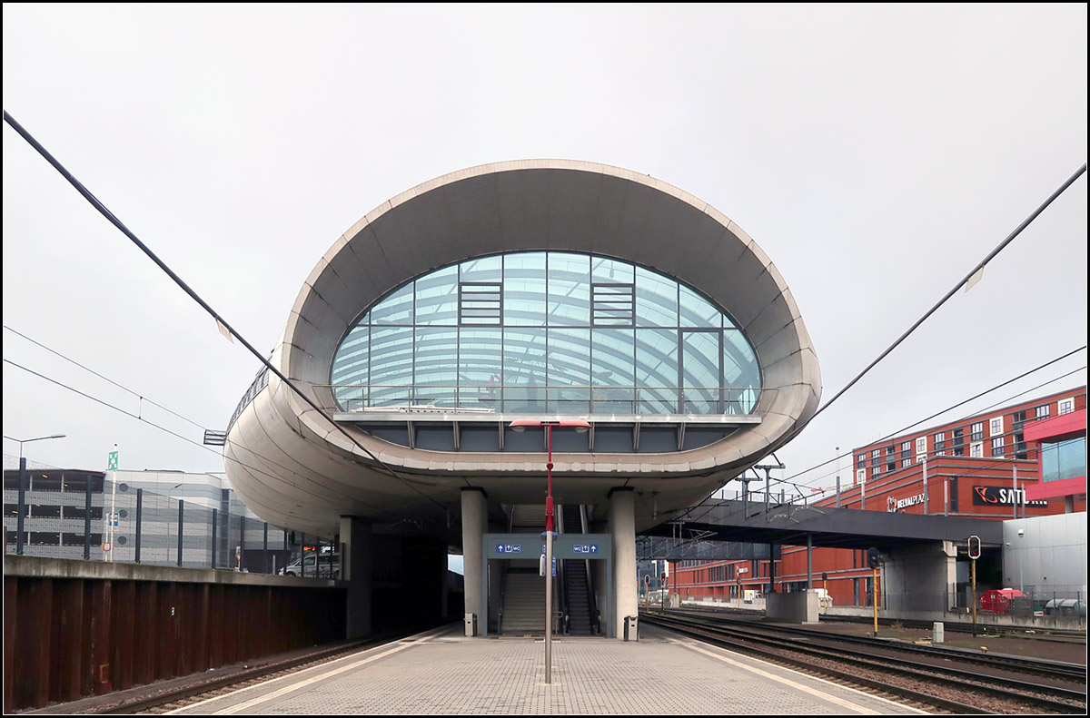 Futuristisch -

Der neue Bahnhof Belval-Université in Esch-sur-Alzette (Luxemburg). Wo früher Hochöfen in Betrieb waren, entsteht ein neues Stadtviertel mit Universität und Einkaufszentren. Ein moderner Bahnhof schließt das Entwicklungsgebiet an die Bahn an.

06.10.2017 (M)