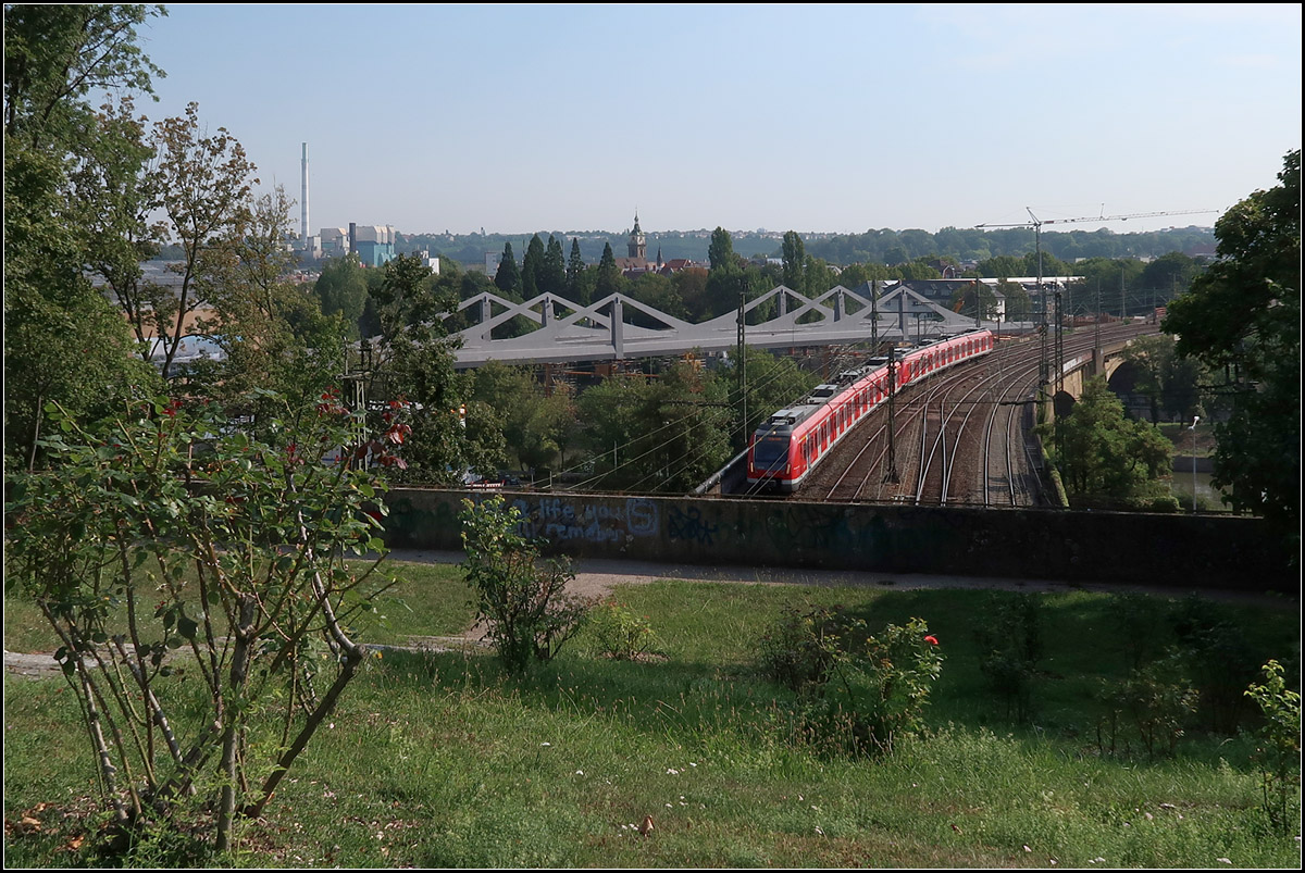 Futuristisch -

...gestaltet ist die neue Bahnbrücke über den Neckar in Stuttgart-Bad Cannstatt. Die bisherige Brücke passt sich dagegen sehr unauffällig und selbstverständlich in ihr Umfeld ein. Das Neue hat aber dennoch auch seinen Reiz.

07.08.2018 (M)
