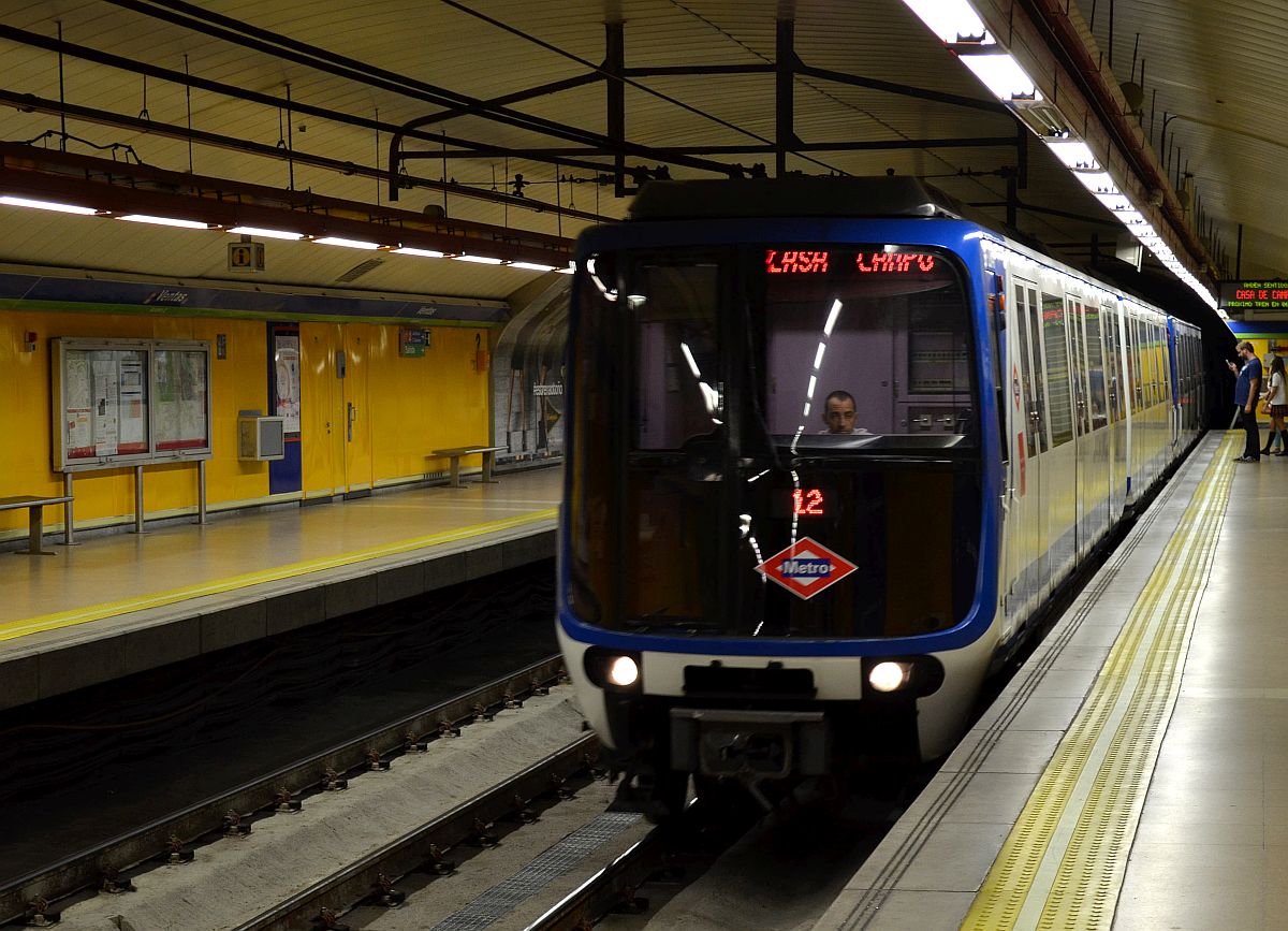 Futuristischer Kleinprofil-Zug der Madrider Metro in der Station  Ventas , unterwegs auf der Linie 5 in den Südwesten von Madrid. 26.9.2014