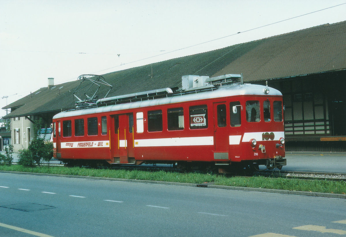FW: Regionalzug nach Wil mit dem Be 4/4 206 in Frauenfeld im Jahre 1988. Nach der Inbetriebnahme der damals neuen Be 4/4 11 - 15 (1984) blieb der Be 4/4 206 (1947) mit dem neuen Anstrich als Reservefahrzeug im Einsatz bis zur Erweiterung der Fahrzeugflotte durch die Be 4/4 16 und 17 (1992).
Foto: Walter Ruetsch   