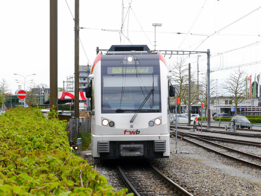 FW - Triebwagen ABe 4/8 7001 bei der ausfahrt vom Bahnhof Wl am 25.04.2015
