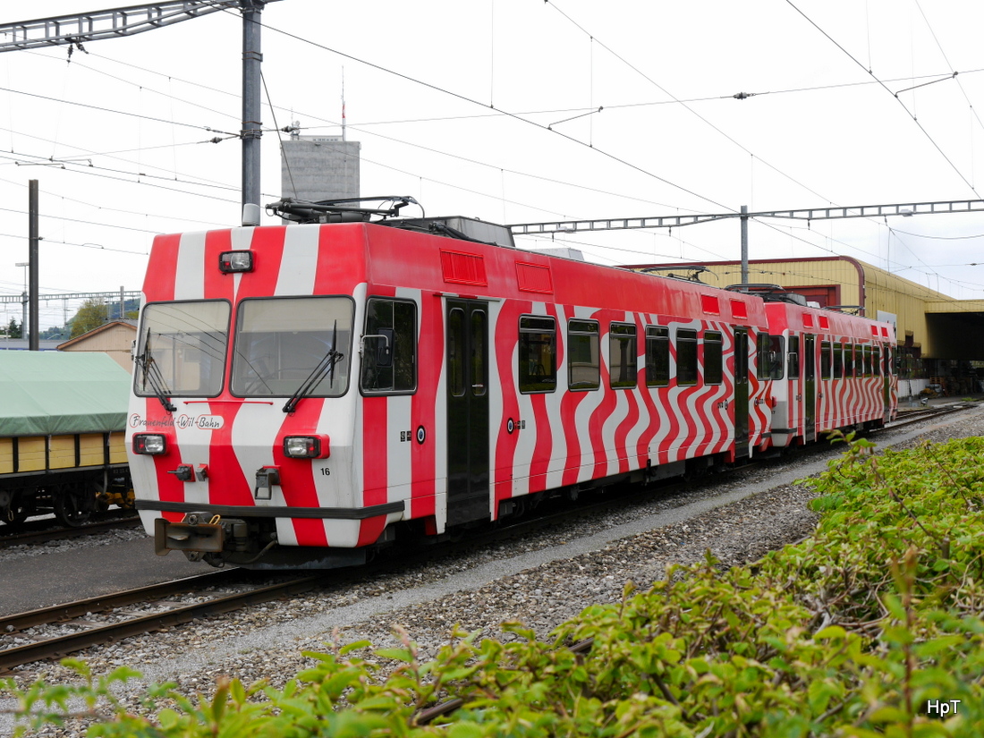 FW - Triebwagen Be 4/4 16 und Be 4/4 17 abgestellt im Bahnhofsareal in Will am 25.04.2015