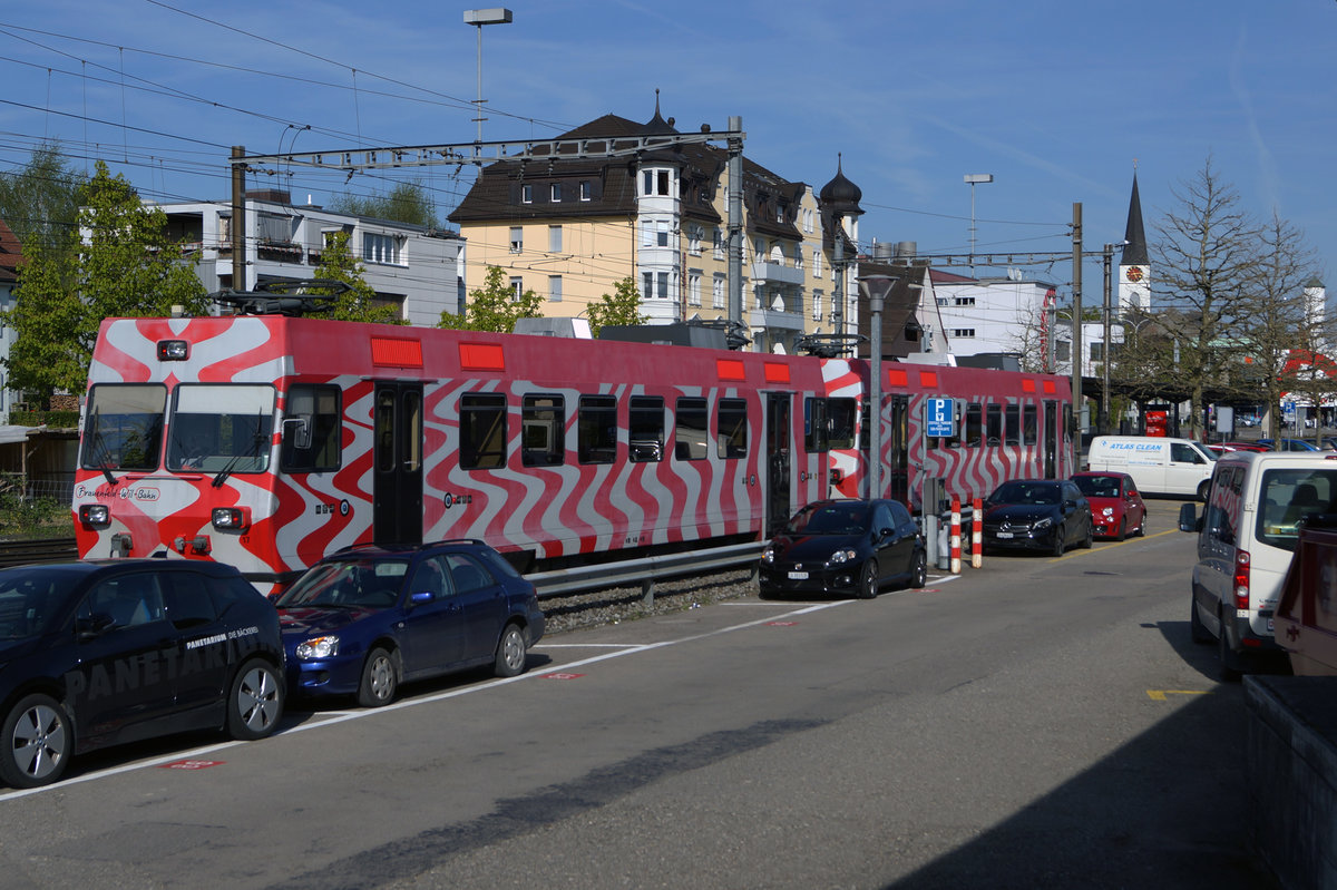 FW/AB: Die Frauenfeld-Wil-Bahn jetzt.
Bei den beiden letzten in Wil abgestellten Triebwagen Be 4/4 17 und Be 4/4 16 aus dem Jahre 1992 handelt es sich um die eisernen Reserven. Diese Aufnahme stammt vom 24. April 2017.
Dem Bahnhofplatz steht eine grössere Umgestaltung bevor, von der auch der Endbahnhof der FW betroffen sein wird.
Foto: Walter Ruetsch