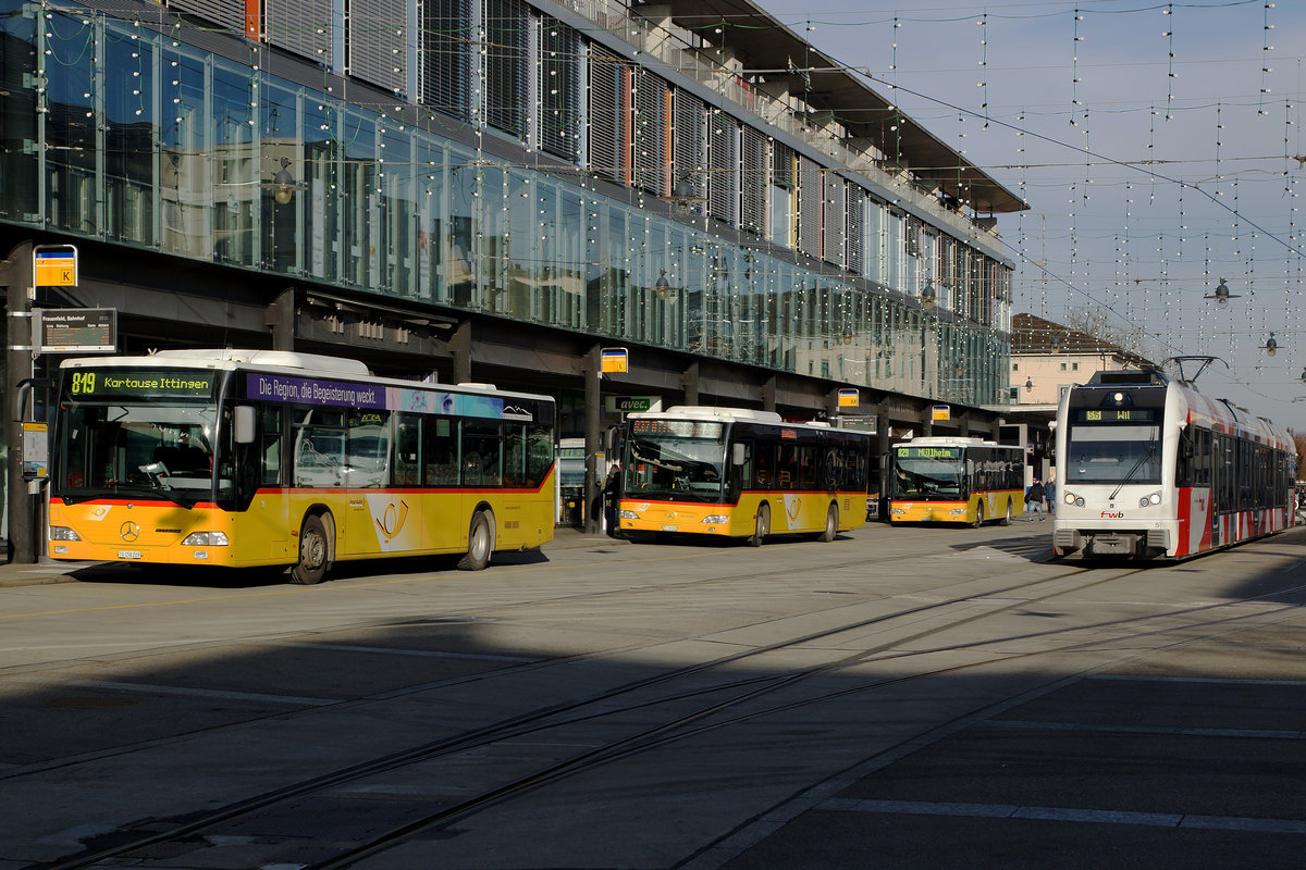 FW/FW: Die S 15 nach Wil mit dem ABe 4/8 7005  Zebra  als Zug 7132 während der Abfahrt auf dem Bahnhofplatz Frauenfeld am 9. Dezember 2016.
Foto: Walter Ruetsch  