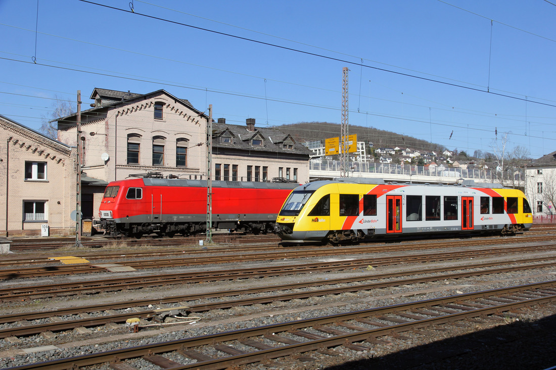 FWK 156 003 und Hessische Landesbahn VT 208 (640 108) // Siegen Hbf // 9. März 2022
