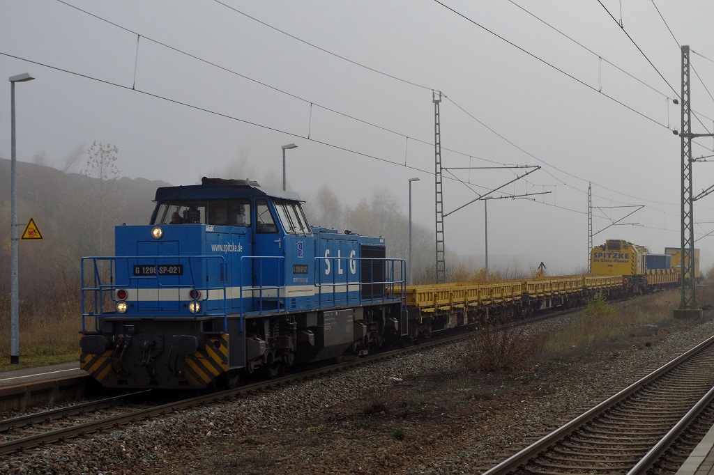 G 1206-SP-021 SLG / Spitzke mit Bauzug / Baukran am 17.11.2013 in Steinbach am Wald gen Saalfeld.

