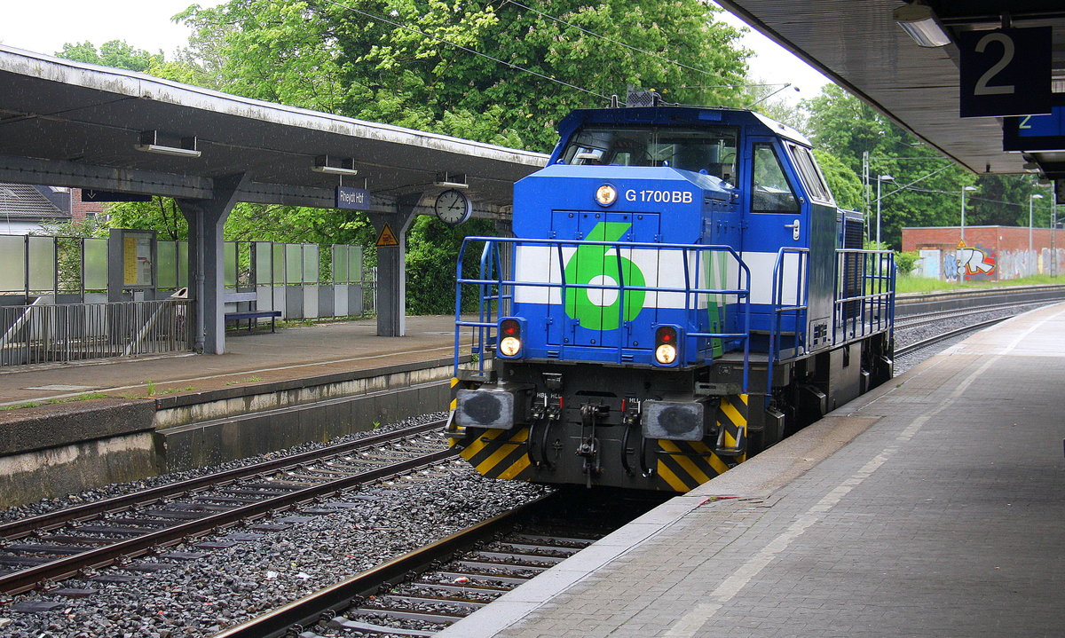 G 1700 BB kommt als Lokzug aus Wegberg-Wildenrath(D) nach Mönchengladbach-Hbf  und fährt durch Rheydt-Hbf und fährt in Richtung Mönchengladbach-Hbf.
Aufgenommen vom Bahnsteig 2 in Rheydt-Hbf. 
Bei Regenwetter am Nachmittag vom 19.5.2017.