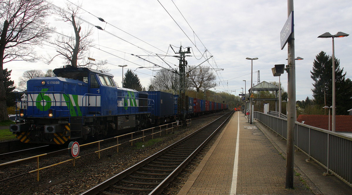 G 1700 BB kommt mit Containerwargen von England nach Wegberg-Wildenrath(D) und kommt aus Richtung Aachen-West,Laurensberg,Richterich, fährt durch Kohlscheid in Richtung Herzogenrath,Hofstadt,Finkenrath,Rimburg,Übach-Palenberg Zweibrüggen,Frelenberg,Geilenkirchen,Süggerrath,Lindern,Brachelen,Hückelhoven-Baal,Baal,Erkelenz,Herrath,Beckrath,Wickrath,Rheydt. Aufgenommen von Bahnsteig 2 in Kohlscheid. Bei Sonnenschein und Wolken am Vormittag vom 30.3.2017.