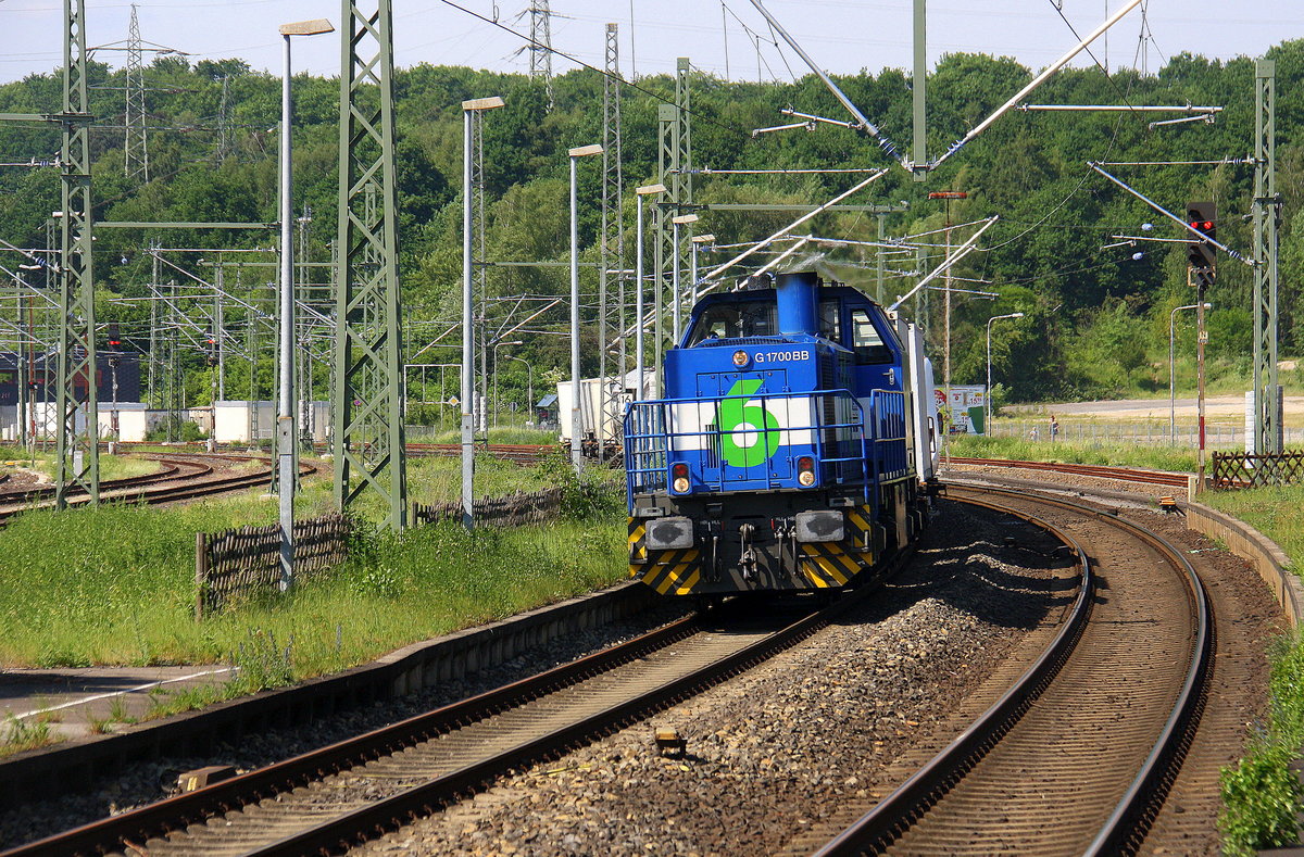 G 1700 BB kommt mit einem englischer Triebwagen nach Aachen-Talbot aus Richtung Rheydt,Wickrath,Beckrath,Herrath,Erkelenz,Baal,Hückelhoven-Baal,Brachelen,Lindern,Süggerrath,Geilenkirchen,Frelenberg,Zweibrüggen,Übach-Palenberg,Rimburg,Finkenrath,Hofstadt und fährt durch Herzegenrath fährt durch Herzeogenrath Herzogenrath,Kohlscheid,Richterich,Laurensberg,Aachen-WestAachen-Hbf,,Aachen-Rothe-Erde.
Aufgenommen vom Bahnsteig 1 in Herzogenrath. 
Bei Sommerwetter am Nachmittag vom 28.5.2017.