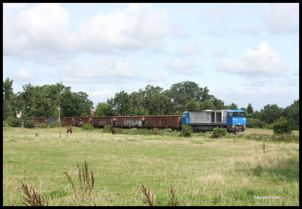 G 2000 ist hier mit einem schwerem Schrottzug am 21.8.2017 um 11.29 Uhr in Hasbergen Ohrbeck auf dem Weg zum Stahlwerk in Georgsmarienhütte.