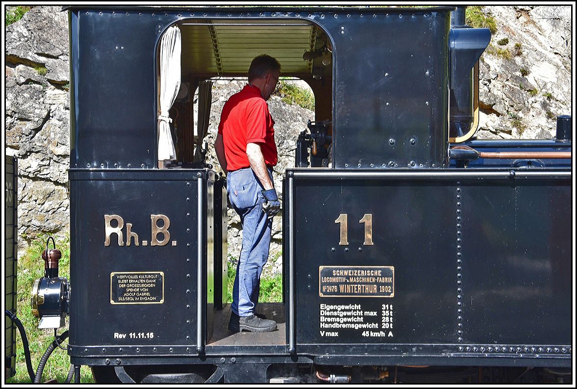G 3/4 11  Heidi  mit Leerzug nach Samedan pausiert in Filisur. (30.09.2019)