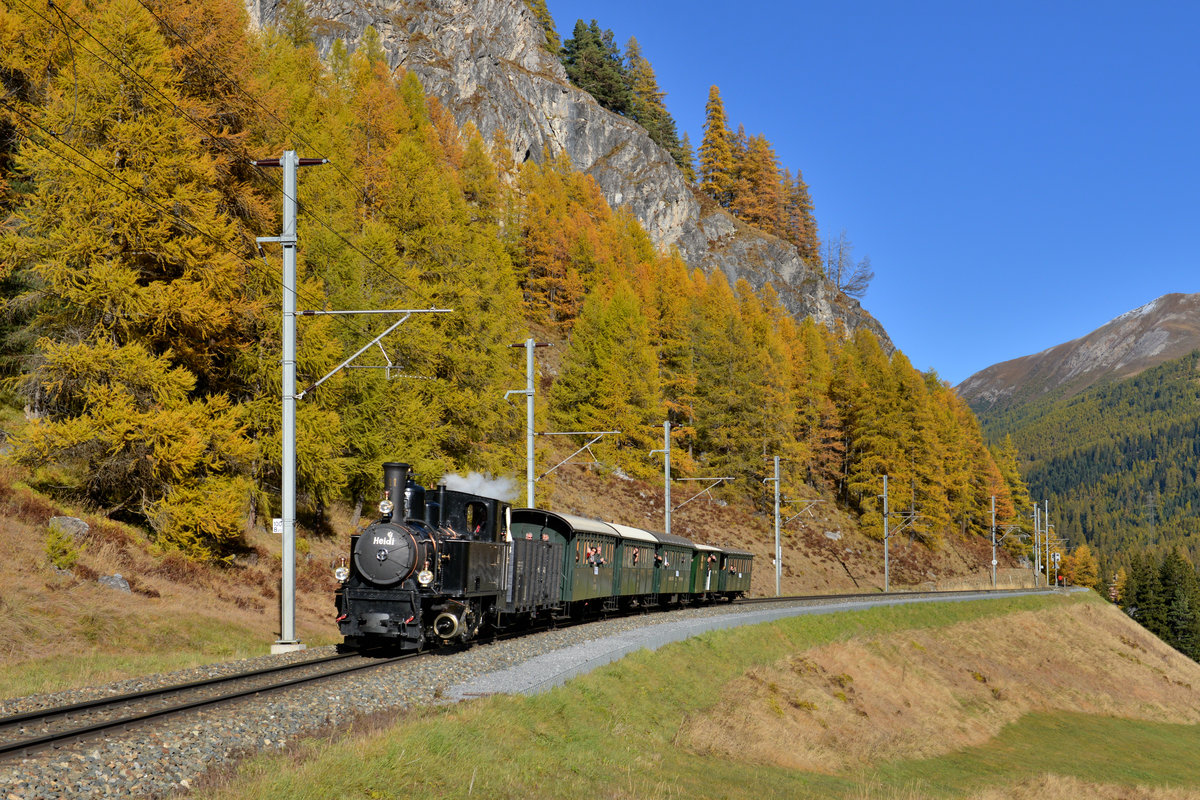 G 3/4 11 mit einem Sonderzug am 16.10.2016 bei La Punt. 