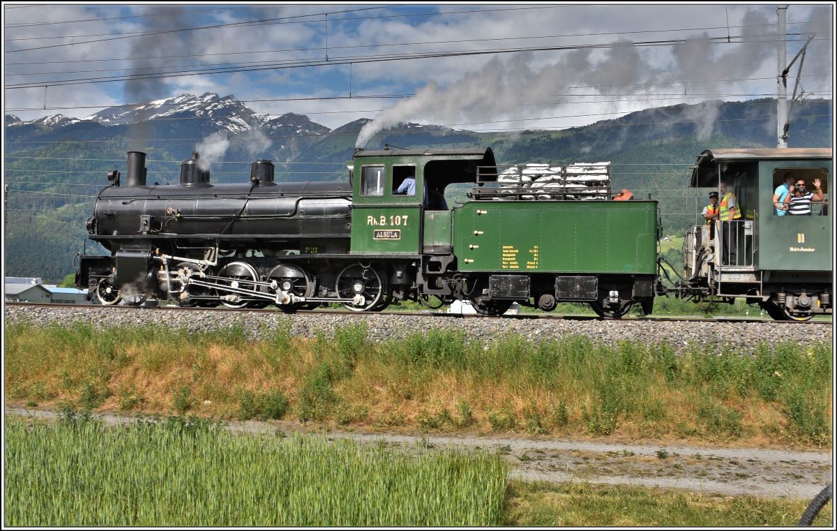 G 4/5 107  Albula  zieht den Dampfzug 2131 bei Zizers am Calanda vorbei. (13.05.2018)