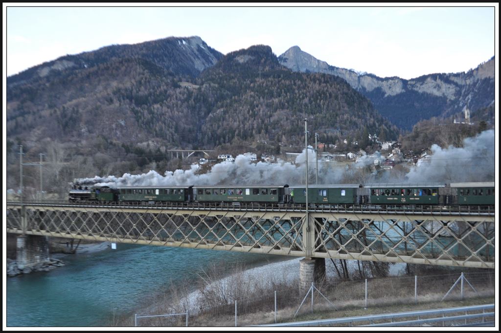 G 4/5 108  Engiadina  mit dem Clà Ferrovia Dampfzug nach Valendas überquert die Hinterrheinbrücke in Reichenau-Tamins. (21.12.2013)