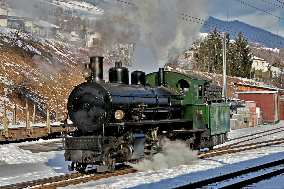  G 4/5 108 rangiert im Bahnhof Scuol.Bild vom 24.1.2015