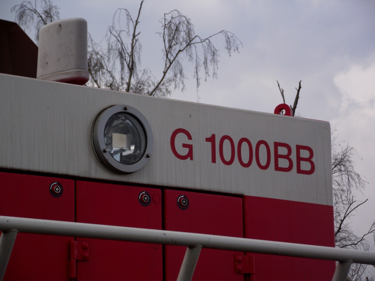 G1000 BB Beschriftung an der Lok D2 der Hafenbahn Frankfurt am 26.03.14 in Hanau Hafen von einen Gehweg aus fotografiert 