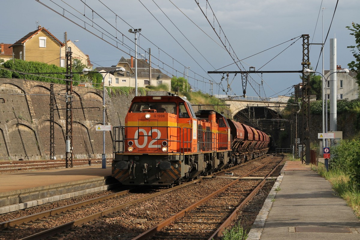 G1206 02 und G1206 10 der Colas Rail 475452 mit einem Güterzug in die Richtung Cahors auf Bahnhof Gourdon am 3-7-2014.