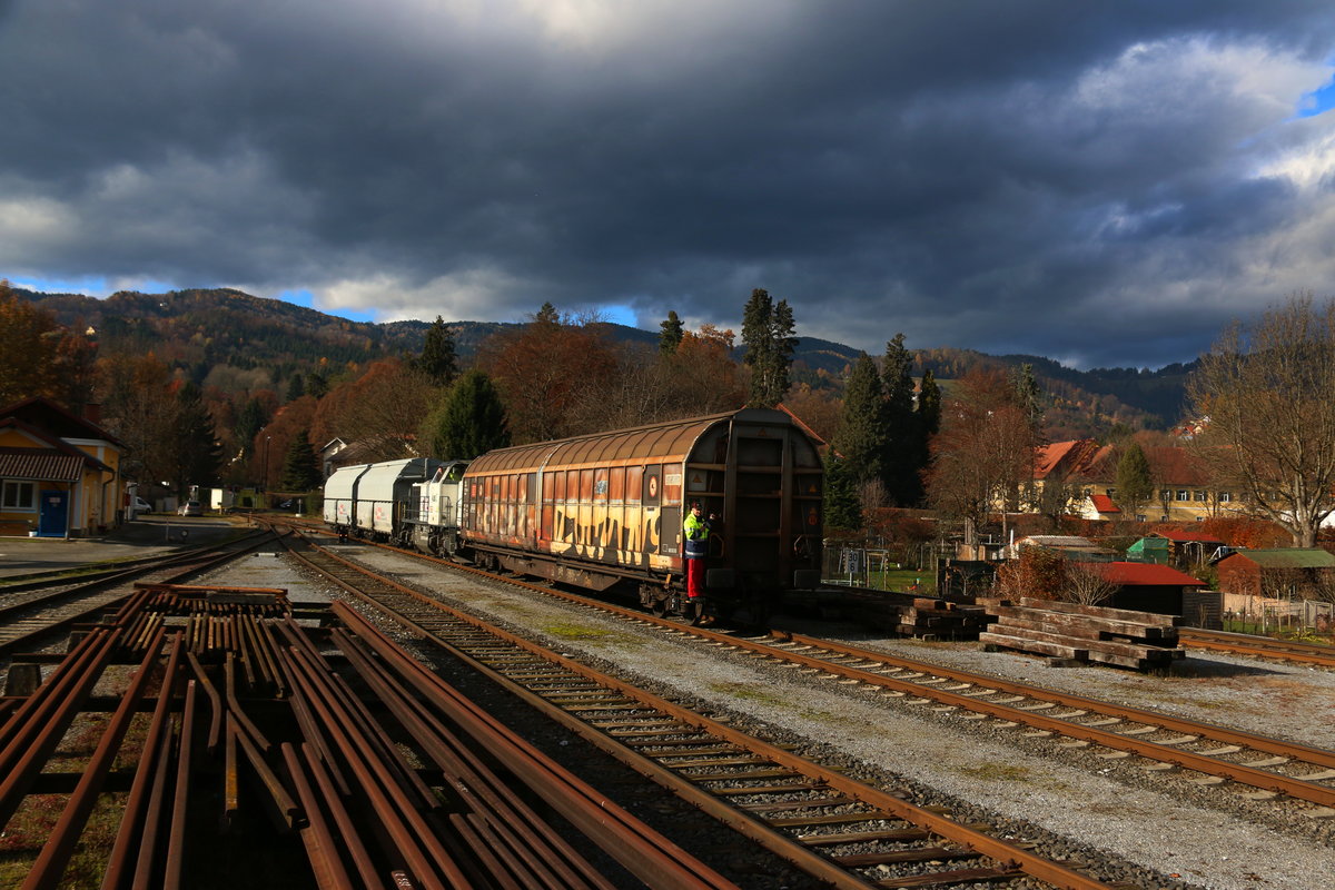 G71383 verkehrt in den letzten Wochen und Monaten zumeist nur bis Deutschlandsberg. 
An diesem Herbstlichen 18.November 2016 hatte die Mannschafft aber eben hier ausreichend Arbeit. Verschub-bewegung mit DH 1700.2 