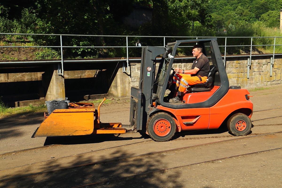 Gabelstapler mit Kohlekörben am 05.06.2015 im Bw Brohl-Lützing unterwegs zum heute verkehrenden Sonderzug für Eisenbahnfreunde. Die Körbe werden kurz darauf in den Packwagen des Zuges verladen und dienen als Reserve für Dampflok 11sm, welche das Zugpferd der Veranstaltung ist.