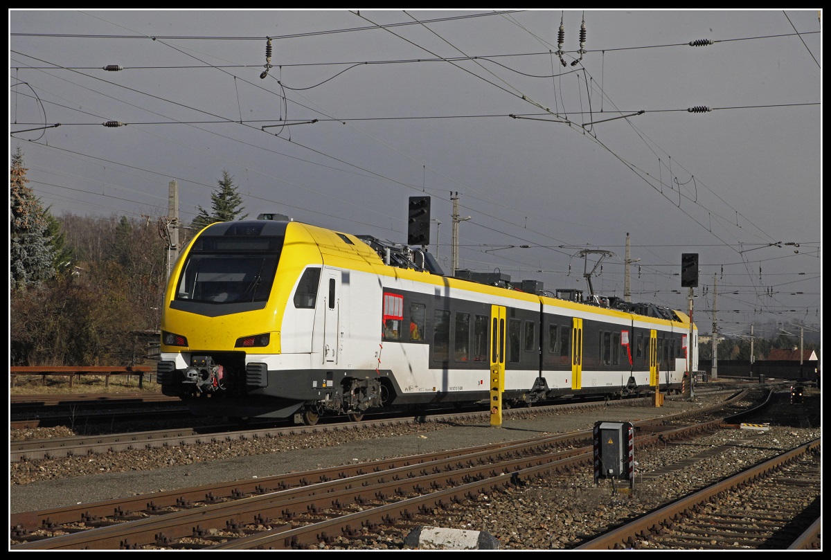 GABW 427 012 fährt als Probezug am 4.12.2018 durch den Bahnhof Judenburg.