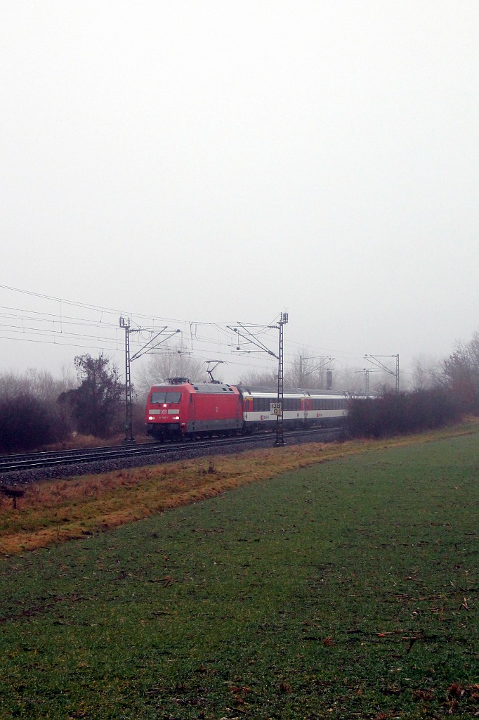 Gäubahn-IC am frühen Morgen auf dem Weg nach Stuttgart, fährt aber hier auf der Schwarzwaldbahn:

IC 282 mit 101 109-7 nach Stuttgart (09.01.2016)