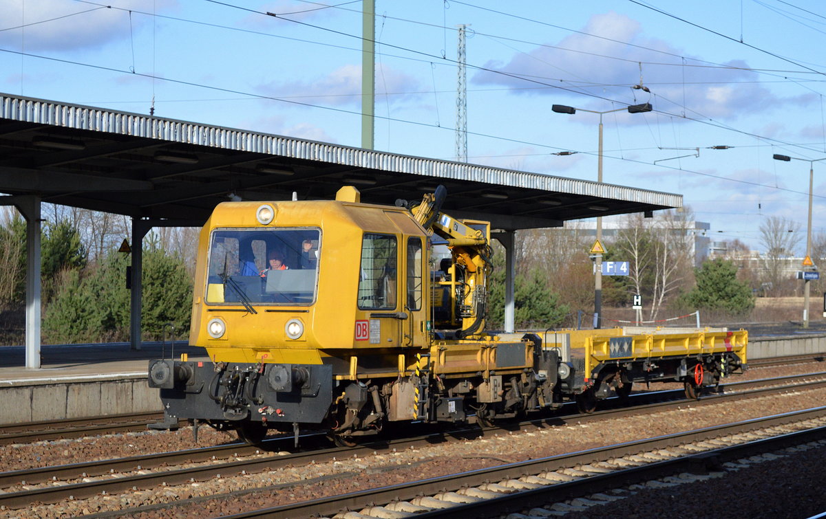 GAF 100 R + Flachwagen der DB am 01.02.18 Durchfahrt Bf. Flughafen Berlin-Schönefeld.