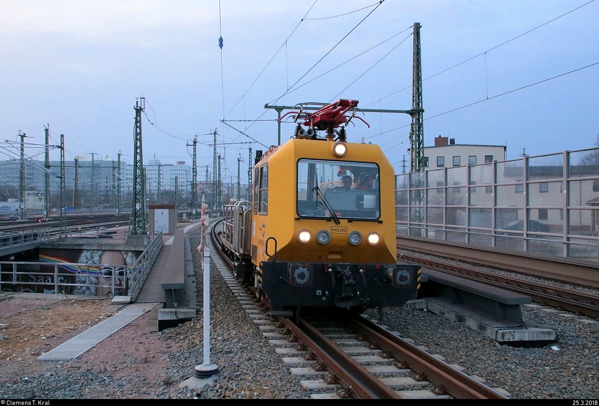 GAF 100 R/H (D-HCLOG 99 80 9436 001-8) der Heicon Verkehrstechnik GmbH passiert Halle(Saale)Hbf auf der Ostumfahrung für den Güterverkehr Richtung Süden. Grüße an den Tf! [25.3.2018 | 19:02 Uhr]
