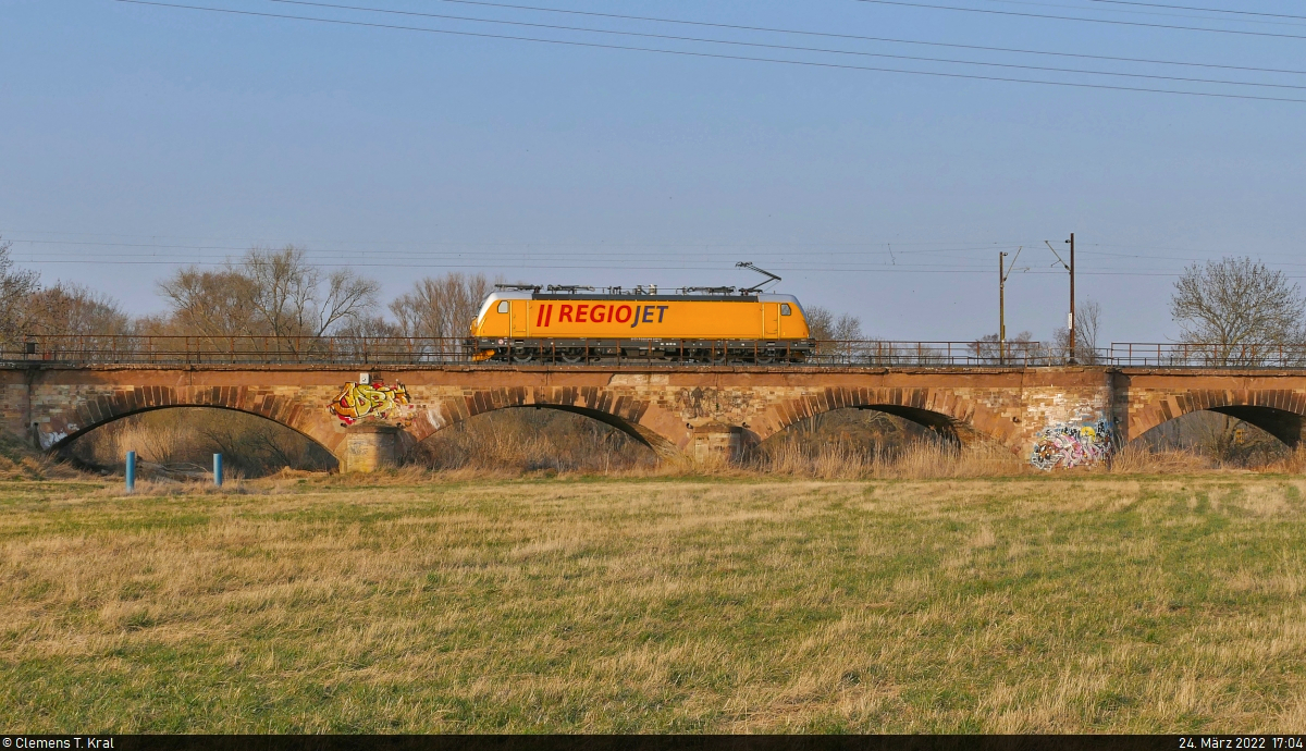 Ganz allein rollt die einjährige 388 203-2 in der Saaleaue bei Halle (Saale) ihrer Heimat entgegen. Sie kam aus Richtung des Alstom-Werks (ehem. Bombardier) in Kassel.

🧰 RegioJet a.s.
🕓 24.3.2022 | 17:04 Uhr