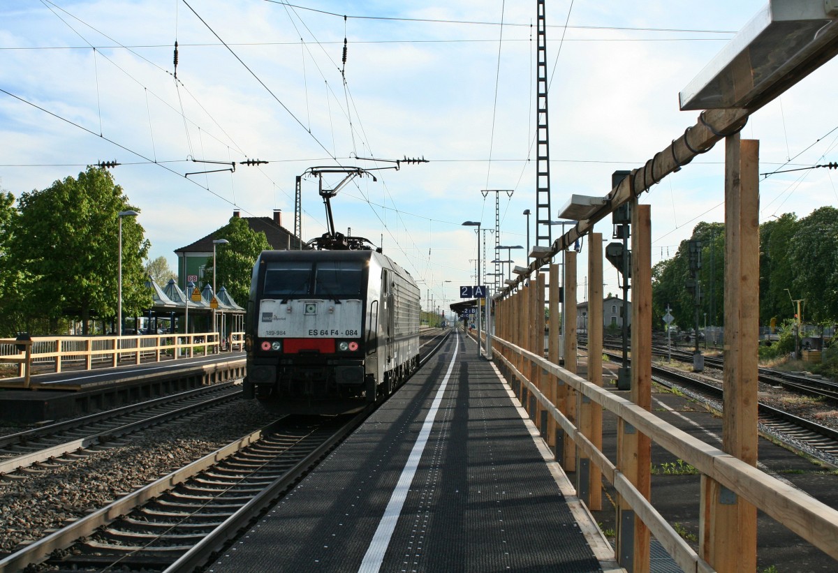 Ganz alleine tuckerte ES 64 F4-084 am Abend des 17.04.14 über die Rheintalbahn gen Basel. Hier die Nachschuss auf die Lz-fahrende Lok im Bahnhof Müllheim (Baden).