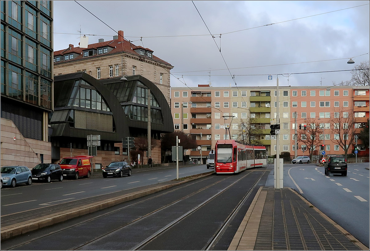 Ganz anders - 

... sieht es in Blickrichtung Norden an der Haltestelle Hallertor aus. Hier bestimmen Nachkriegs- und moderne Bauten das Stadtbild. Eine Bahn der Linie 4 kommt den Berg herunter und fährt in die Haltestelle ein. Vor dem Wohngebäude im Hintergrund vereinigen sich die Strecken vom Westfriedhof (Linie 6) und von der Haltestelle 'Am Wegfeld' (Linie 4) her. 

18.01.2022 (M)