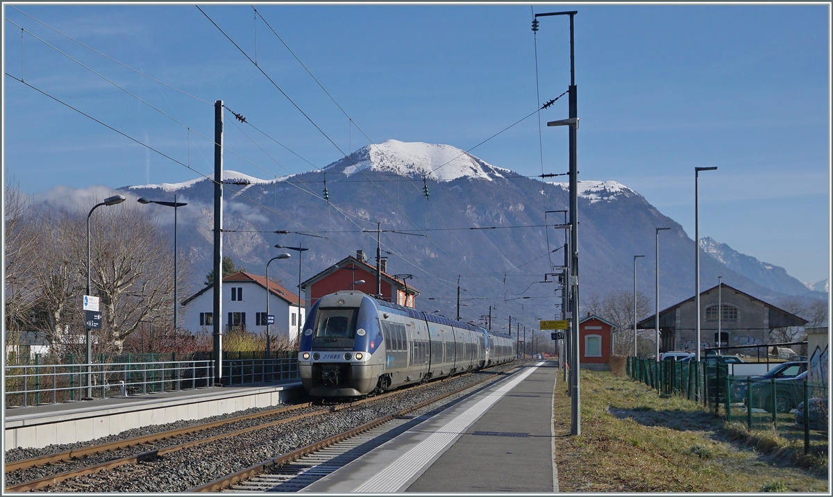 Ganz anders als an den übrigen Werktagen zeigt sich der Fahrplan an Samstagen auf der Strecken St-Gervais-les-Bains-le-Fayet - Annemasse: Die Léman Express Züge verkehren nur in einem uneinheitlichen Takt, dafür sind saisonale TGV Züge mit direkten Verbindungen nach Paris und in die Provinz sowie TER Züge von und nach Lyon auf der Strecke unterwegs. 

Der SNCF Z 27685 und Z27574 sind als TER 884862 von St-Gervais-les-Bains-le-Fayet nach Lyon Part Dieu unterwegs und fahren ohne Halt durch den Bahnhof von St-Pierre-en Faucigny. 

12. Februar 2022