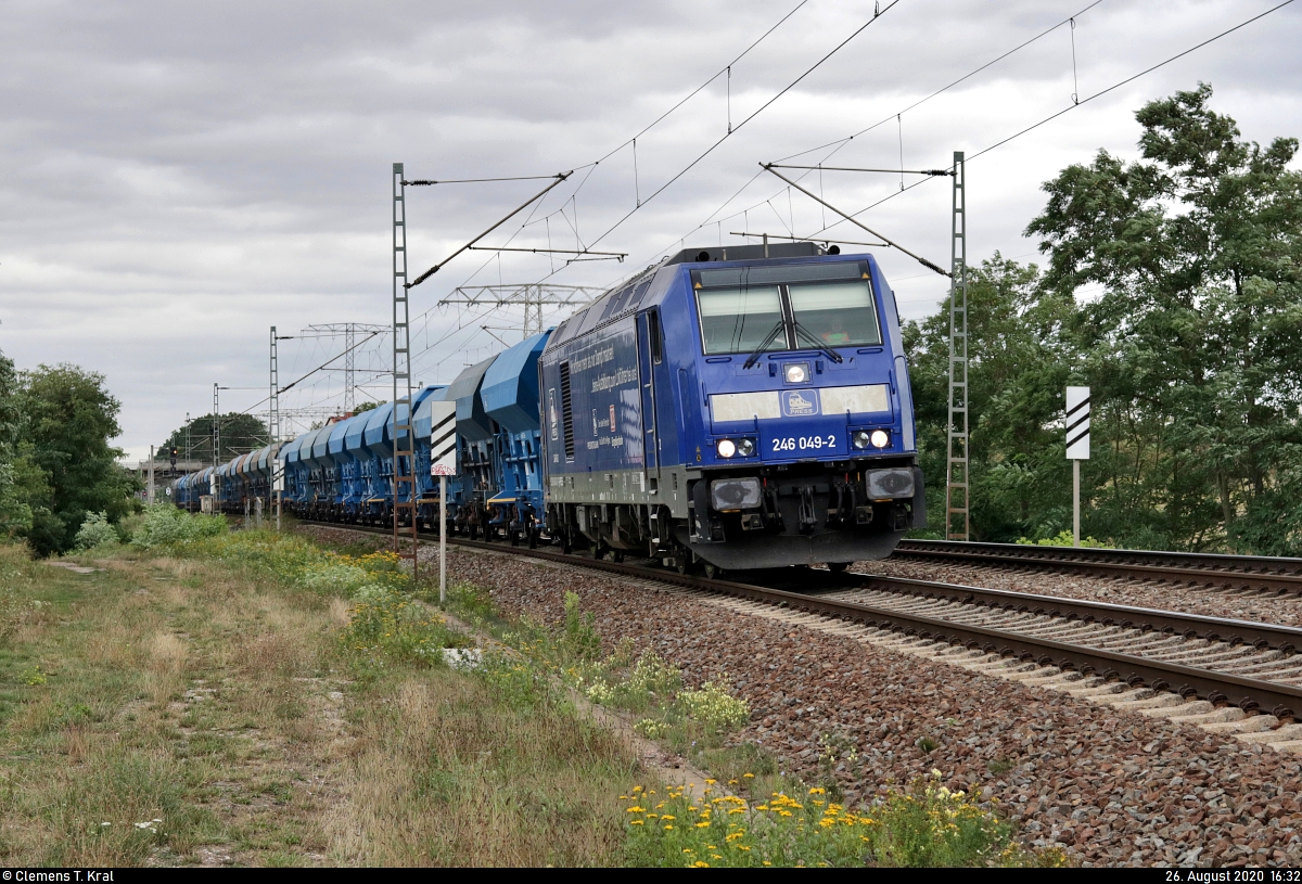 Ganz in Blau:
Schüttgutzug mit 246 011-1 (246 049-2) und unternehmenseigenen Wagen der Gattung  Fcs  ist unterwegs am Abzweig Saalebrücke in Halle Südstadt (Bft Südstadt Sa) Richtung Angersdorf.

🧰 Eisenbahn-Bau- und Betriebsgesellschaft Pressnitztalbahn mbH (PRESS)
🚩 Bahnstrecke Halle–Hann. Münden (KBS 590)
🕓 26.8.2020 | 16:32 Uhr