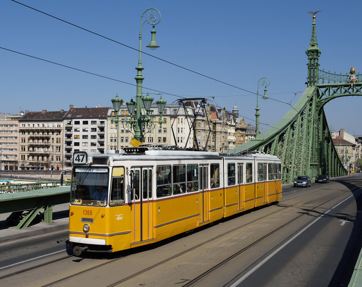 Ganz-CSMG 1369 als Linie 47 auf der Freiheitsbrücke Szabadság híd!
(Budapest 30.03.2019) 