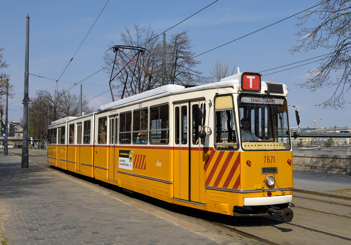 Ganz-CSMG 7671 (Fahrschulwagen) unweit der Halstetelle Clark Ádám tér, Budapest 01.April 2019.