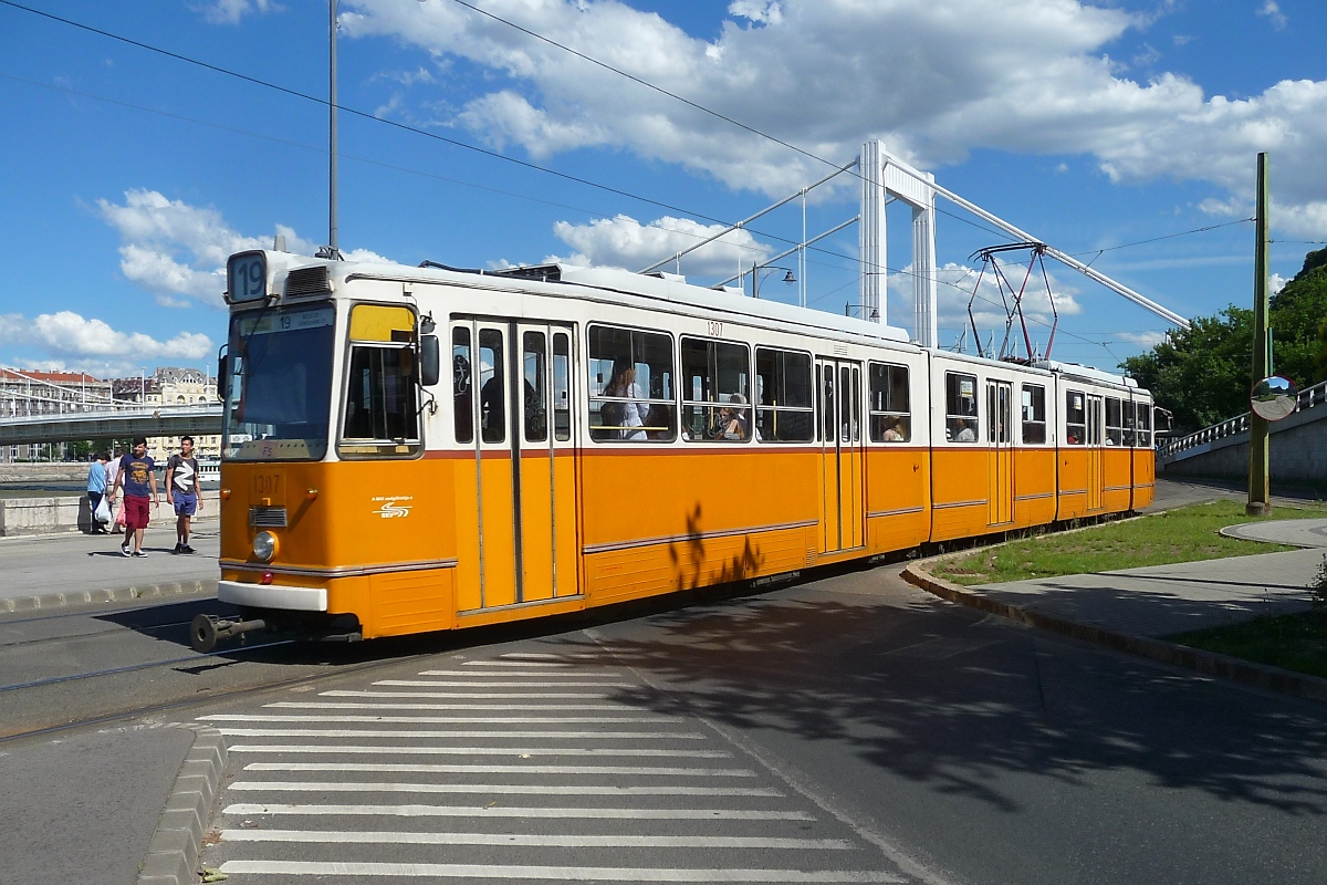 Ganz-CSMG Straßenbahn-Triebwagen 1307 der Linie 19 am Abzweig der Linien 56 (geht rechts aus dem Bild) und 19. Im Hintergrund die Elisabeth-Brücke. Budapest, 18.6.2016