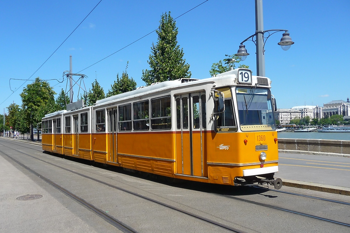 Ganz-CSMG Straßenbahn-Triebwagen 1360 der Linie 19 in Buda am Donau-Ufer, 7.8.16