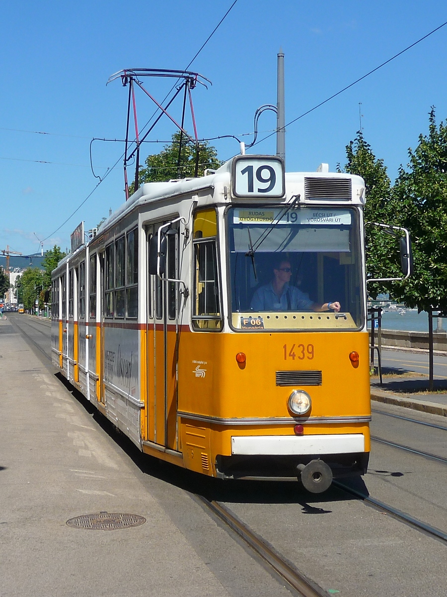 Ganz-CSMG Straßenbahn-Triebwagen 1439 der Linie 19 in Buda am Donau-Ufer, 7.8.16