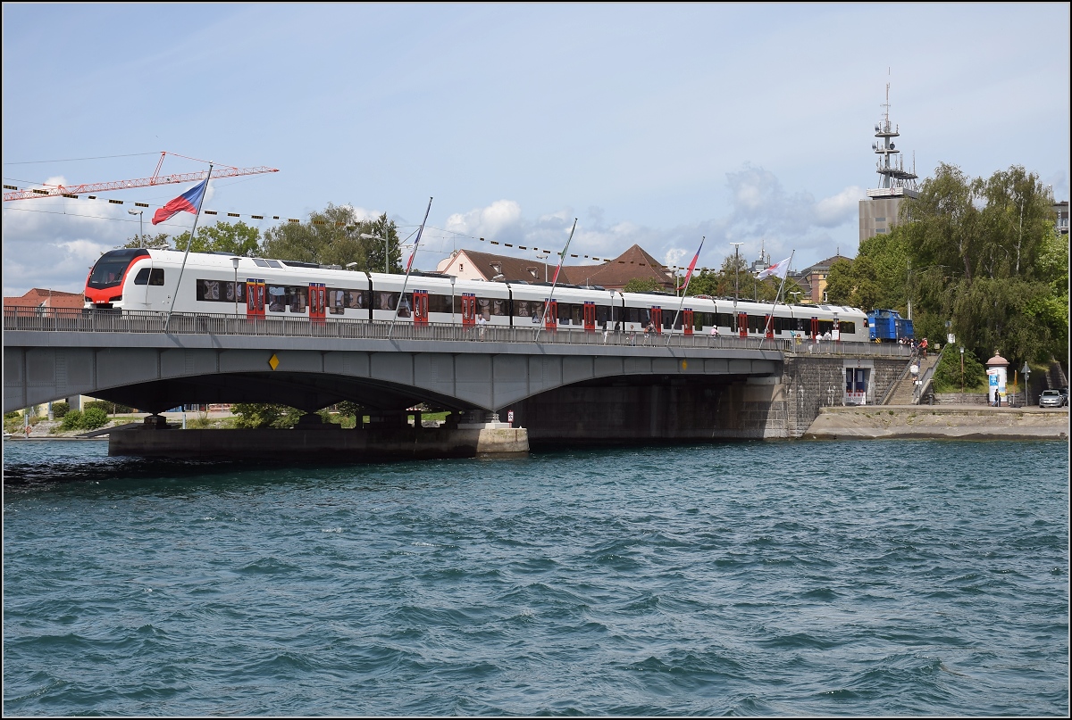 Ganz frisch aus der Fabrik. Der offensichtlich erste sechsteiliger Flirt 3 RABe 524 301 für die TiLo wird in Konstanz abgeholt. Hier auf der Rheinbrücke. August 2019.