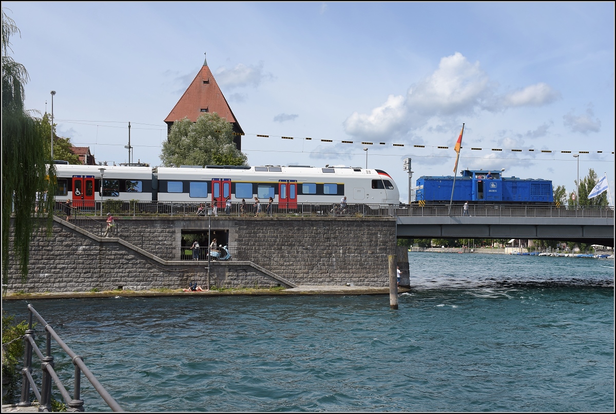 Ganz frisch aus der Fabrik. Der offensichtlich erste sechsteiliger Flirt 3 RABe 524 301 für die TiLo wird in Konstanz abgeholt. Hier auf der Rheinbrücke, Zuglok ist 203 211-8, etwas verwirrend von der Press als 204 010-6 angeschrieben. Kann ein V 100 Ost-Experte kann das eigentlich erklären, warum man zwei unterschiedliche Nummern anschreibt außer vielleicht der Lok 10? August 2019.

