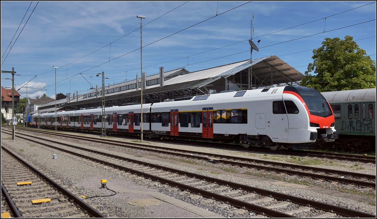 Ganz frisch aus der Fabrik. Der offensichtlich erste sechsteiliger Flirt 3 RABe 524 301 für die TiLo wird in Konstanz abgeholt. August 2019.