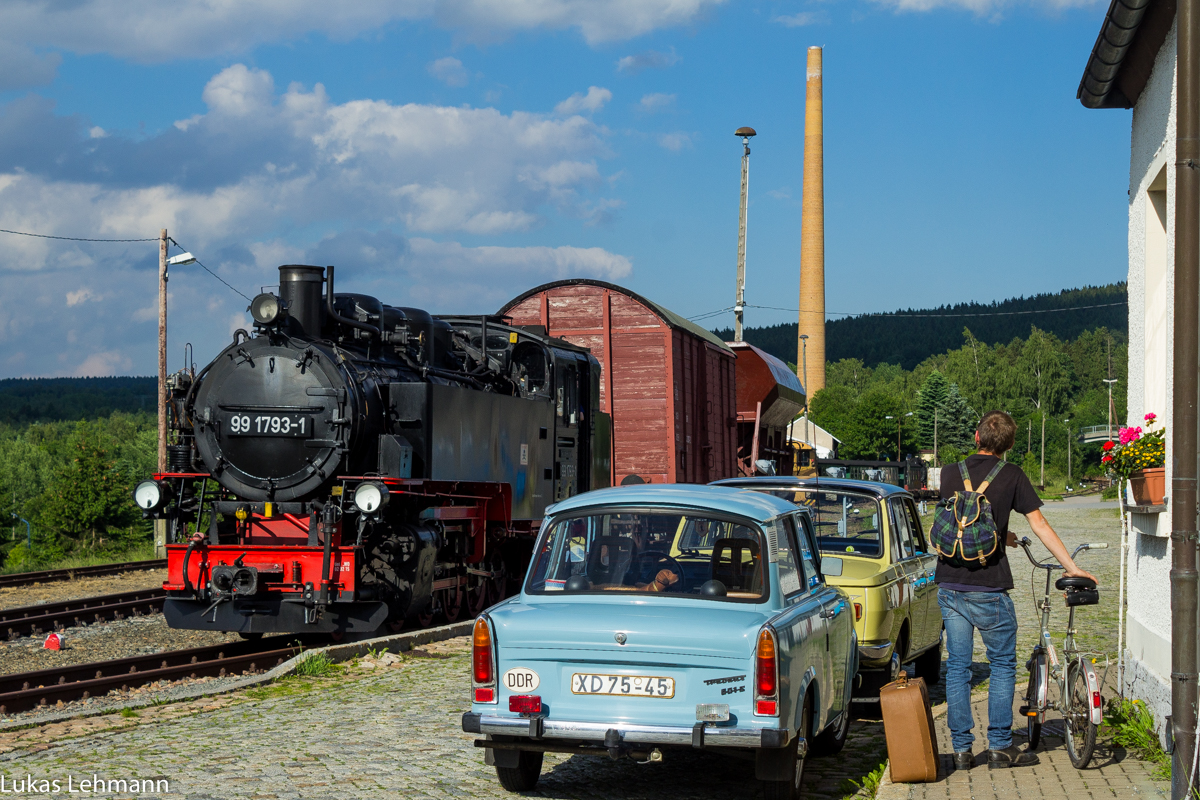 Ganz gespannt guckt der Farradfahrer Felix auf die 99 1793 die in der Rollwagengrube von Cranzahl rangiert, 20.06.2016