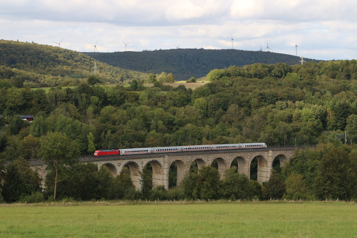Ganz klassisch präsentierte sich der IC2152 am 10. September 2026 mit seinen 5 Wagen und einer Lokomotive der Baureihe 101. Auf seiner Fahrt von Gera über Kassel nach Dortmund überquert er den über 480m langen und bis zu 35m hohen altenbekener Viadukt