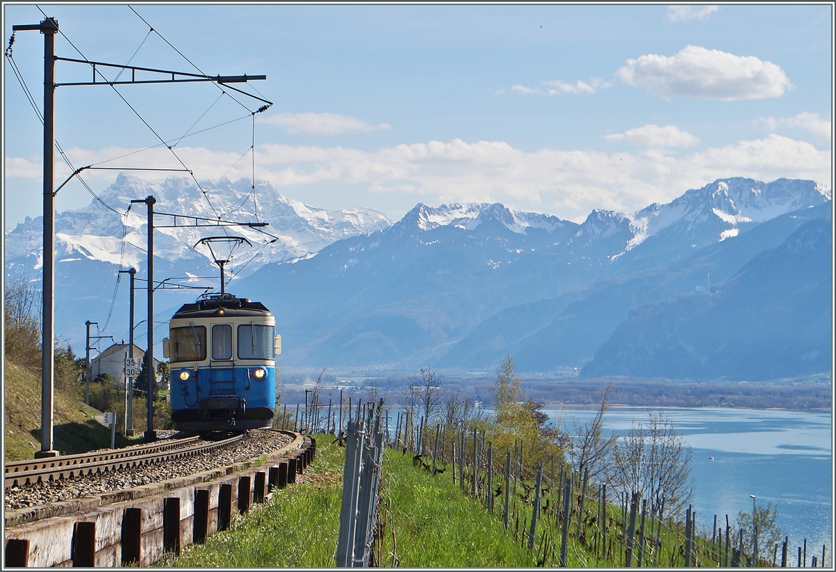Ganz klein wirkt der ABDe 8/8 vor der Kulisse der Landschaft oberhalb von Montreux.
13. April 2015