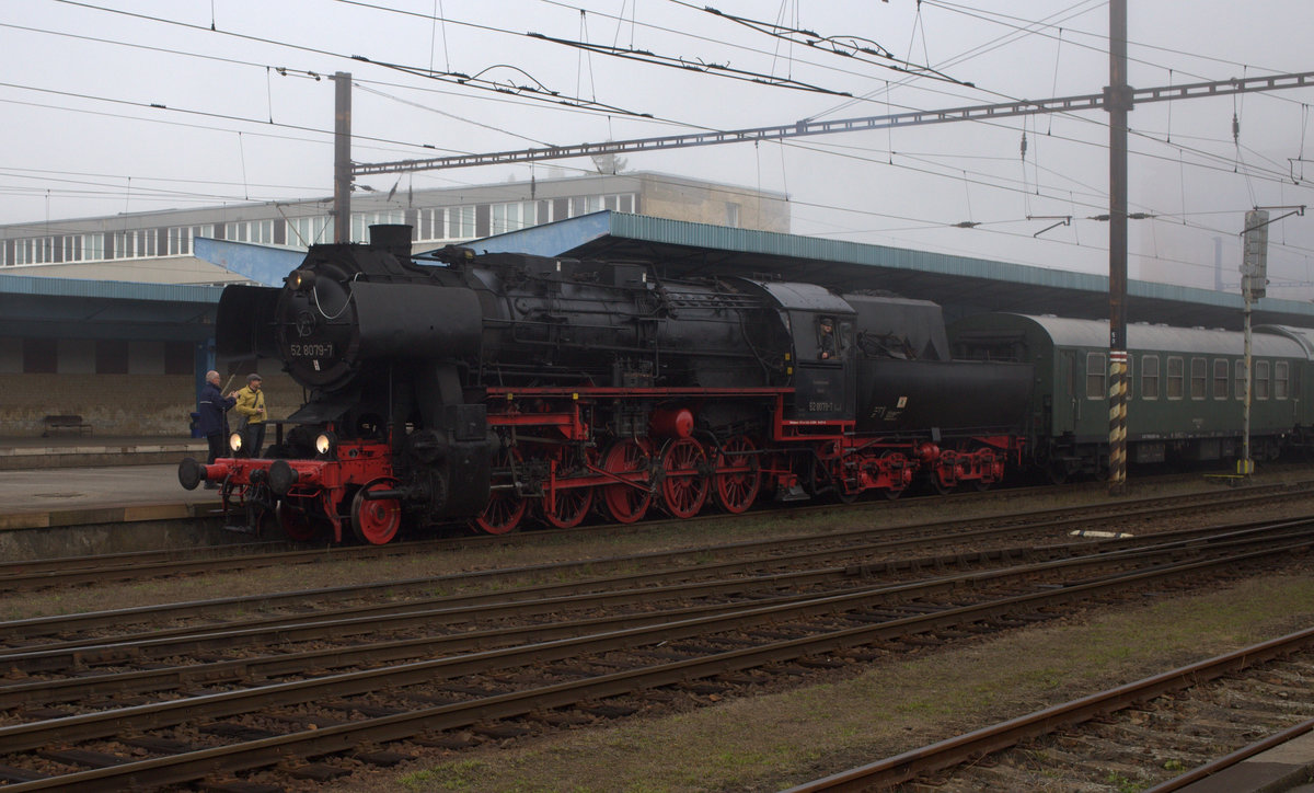 Ganz langsam lichtet sich der Nebel in Cheb. Hiermacht sich die 52 8079-7 startklar zur Sonderfahrt anlsslich des Tages der tschechischen Eisenbahn. 24.09.2016, 09:45 Uhr