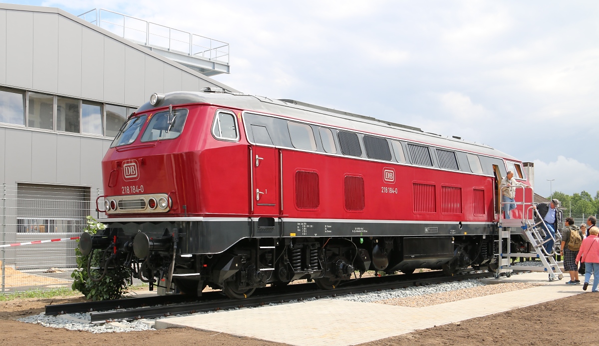 Ganz neu und zum 100-jährigen Jubiläum des Bahnbetriebswerks Bremen Sebaldsbrück erst eröffnet; der Lokkasten von 218 184-0, welches nun ein kleines Museum im inneren birgt. Aufgenommen am 14.06.2014.