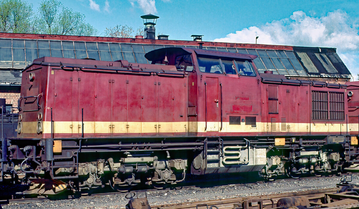 Ganz ohne Schilder und Aufschriften stand diese leider nicht recherchierbare 1.000-mm-Schmalspurdiesellok der DR-Unter-BR 199.8 am 22.06.1992 in Wernigerode-Westerntor.