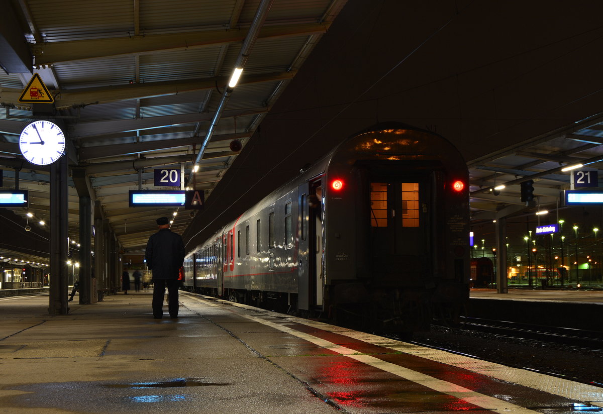 Ganz ruhig wartet der Zugchef auf die Abfahrt seines EN 23J/452 in Berlin Lichtenberg. Im Monent der Aufnahme wurde noch die Lok umgespannt.

Berlin Lichtenberg 03.01.2018